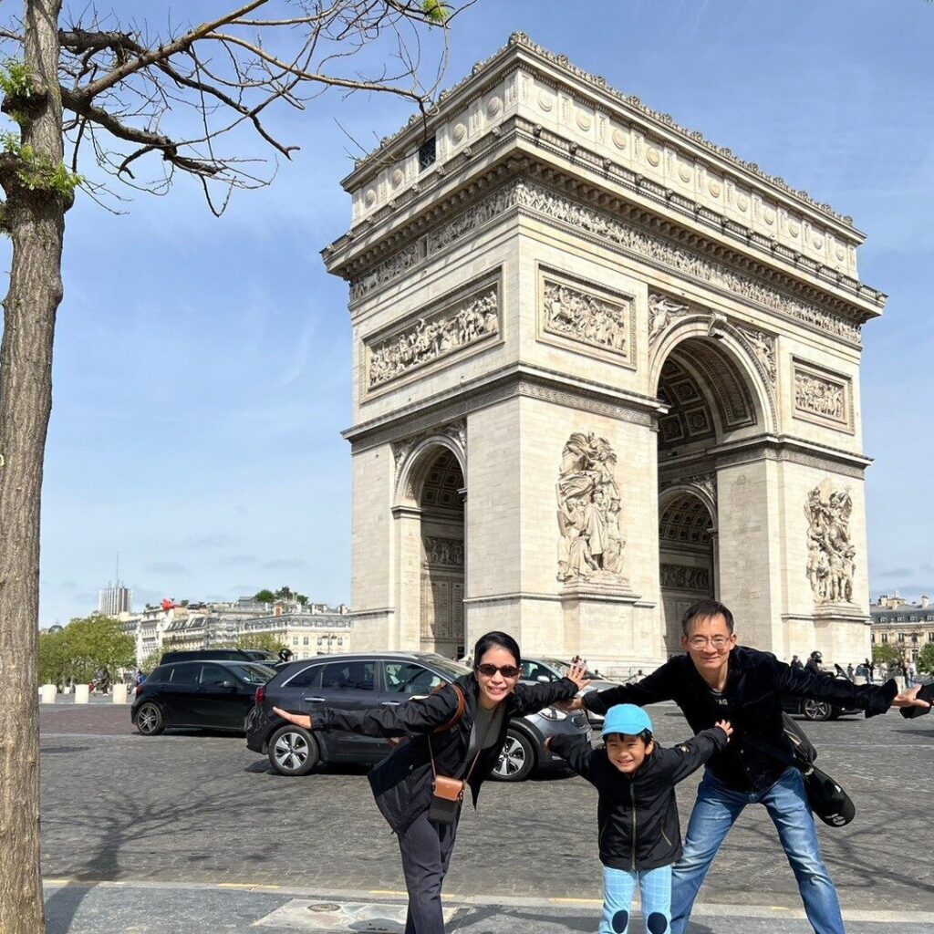 ภาพความประทับใจจากทริป Luxury Bonjour Paris 9–16 April 2024 ณ ประตูชัยฝรั่งเศส (Arc de Triomphe)