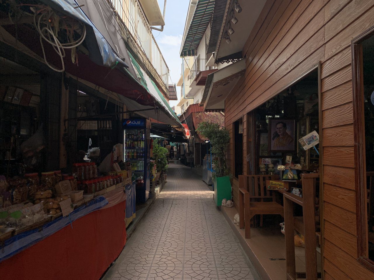 Talat San Chao Rong Thong market, Ang Thong