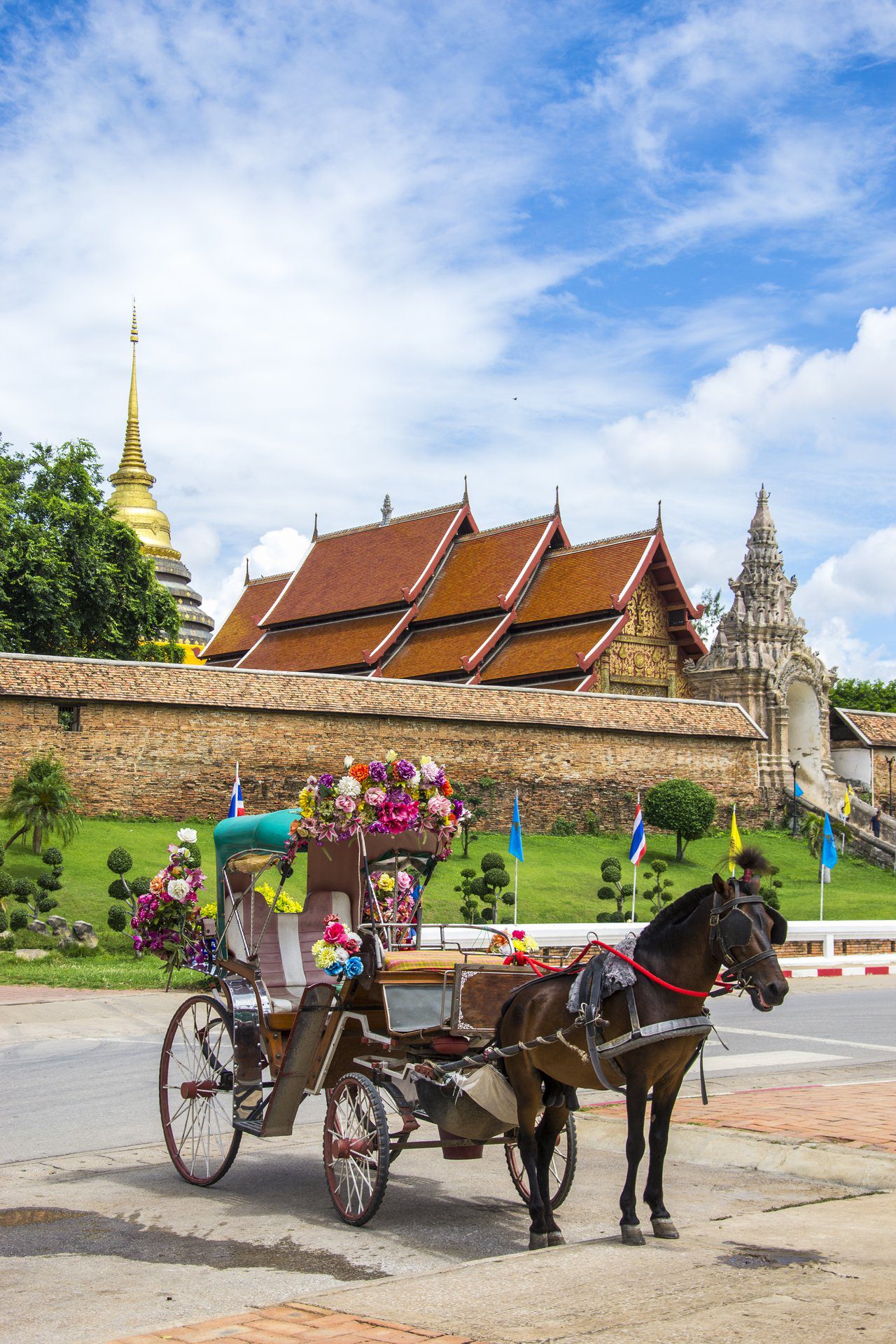 Horse-drawn carriage at Lampang temple